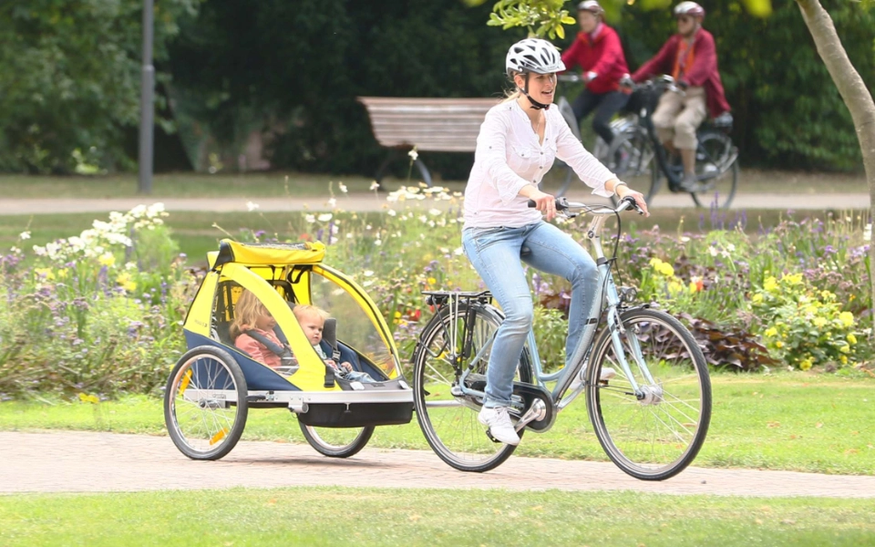 Fahrrad mit Kinderanhaenger Fahrrad mit Kinderanhaenger